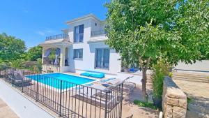 Apartment VIKTORIJA with private pool 