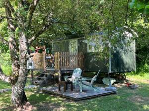 Maisons de vacances The Dordogne Huts with Private Pool and Jacuzzi : photos des chambres