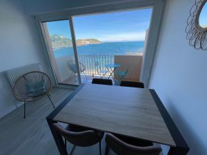 AZUR-Les pieds dans leau-Vue sur Mer et Clocher de Collioure en toile de fond - WIFI FIBRE- PARKING Couvert