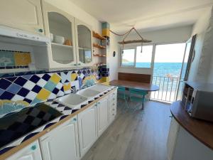 AZUR-Les pieds dans leau-Vue sur Mer et Clocher de Collioure en toile de fond - WIFI FIBRE- PARKING Couvert