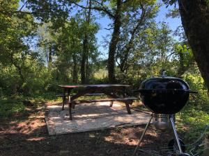 Maisons de vacances The Dordogne Huts with Private Pool and Jacuzzi : photos des chambres