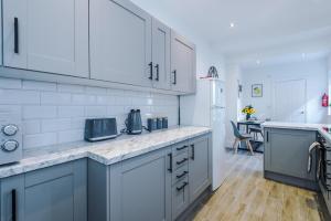 Spacious 4-bed house in Crewe by 53 Degrees Property, ideal for Business & Contractors, Great Location - Sleeps 8