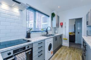 Spacious 4-bed house in Crewe by 53 Degrees Property, ideal for Business & Contractors, Great Location - Sleeps 8