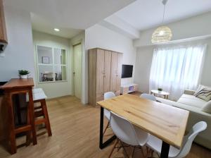 Lovely 2- BR Condo (Fully Air-conditioned w Wifi)
