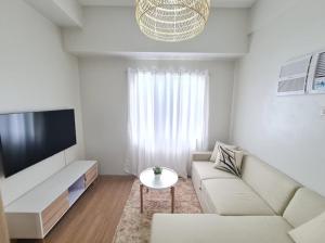 Lovely 2- BR Condo (Fully Air-conditioned w Wifi)
