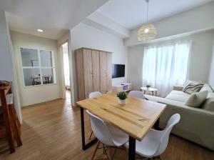 Lovely 2- BR Condo (Fully Air-conditioned w Wifi)