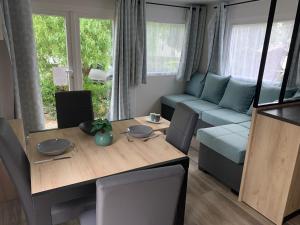 Envie d un break de paysages sauvages et de nature ce mobile home neuf tout confort climatise idealement situe au bord de l eau dans un camping 4 etoiles vous attend pour un week end quelques jours ou des vacances en famille