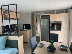 Envie d un break de paysages sauvages et de nature ce mobile home neuf tout confort climatise idealement situe au bord de l eau dans un camping 4 etoiles vous attend pour un week end quelques jours ou des vacances en famille