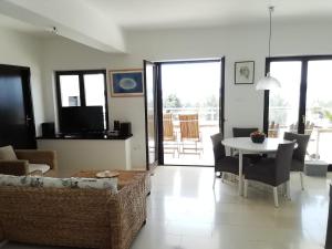 Zavala view luxe apartment-private path to sea