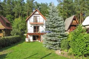 Detached cottage with fenced yard right by the lake, Wrony - Wronka