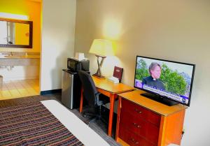 Standard King Room room in Skyway Inn - Seatac
