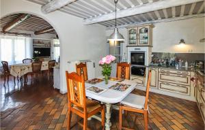 Maisons de vacances Stunning home in Le Thor with WiFi and 4 Bedrooms : photos des chambres