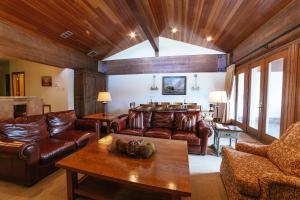 Flagstaff Three Bedroom Suite with Majestic Mountain Views condo