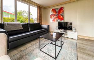 Lovely Stacaravan In Tzummarum