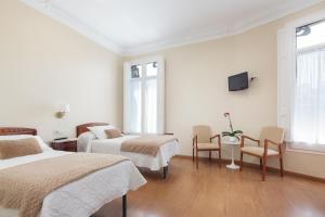 Twin Room with City View room in Hostal Oliva