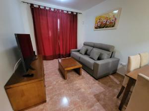 ¡Bajo extraordinario con vistas a la piscina y terraza!