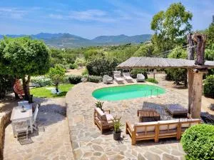 DELIGHTFUL COTTAGE WITH POOL - Punta Molara