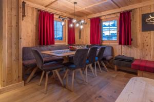 Luxus Chalet Fasserhäusl im Zillertal - Sauna ,Hot Tub, Kamin & Alpenblick für bis zu 10 Personen