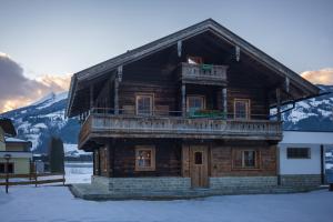 Luxus Chalet Fasserhäusl im Zillertal - Sauna ,Hot Tub, Kamin & Alpenblick für bis zu 10 Personen