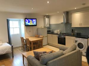 Spacious Two Double Bedrooms Flat, H 5