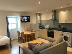 Spacious Two Double Bedrooms Flat, H 5