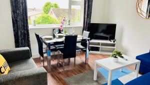 Spacious and Bright 2 Bedroom Apartment, Sleeps 6, 1st Floor with Free Parking, Business and Leisure by Jesswood Properties
