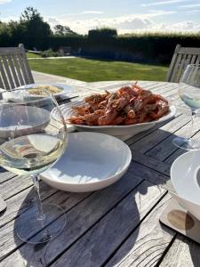 STUNNING LODGE MINUTES FROM THE SEA AND GOLF COURSE