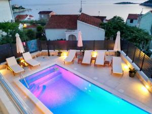 Vacation house with heated swimming pool 70 meters from the beach-Bobanac