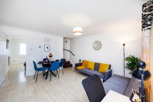 Cosy 2 Bed House w Parking nr Excel Docklands