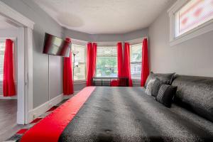 The Rubi Lounge - Private Rooms with Shared Kitchen, Living Room And Bathroom Free Street Parking Near Downtown - 4-star hotels in Cleveland