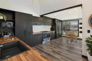 MOOLOOLABA CANAL HOME - Modern 4Bedroom with Spa, Sauna and Private Pontoon - NEW proprietor 2024