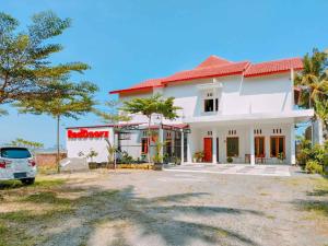 RedDoorz at Omah Candi Sari near Airport YIA