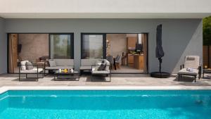 Luxury Villa IN with Heated Pool 