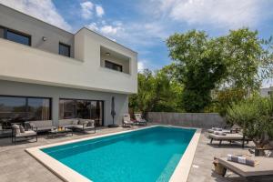 Luxury Villa IN with Heated Pool