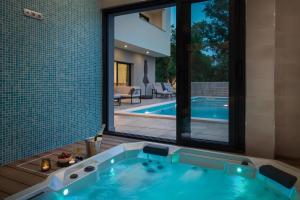 Luxury Villa IN with Heated Pool 