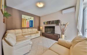 4 Bedroom Cozy Home In Razanj