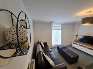 Perfect Location 3 Bed Serviced apartment with Bike Storage for BPW. Close to Brecon Beacons