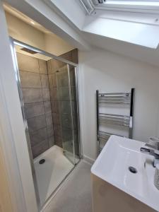 Perfect Location 3 Bed Serviced apartment with Bike Storage for BPW. Close to Brecon Beacons