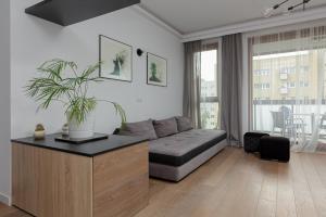 LUX Ogrodowa Modern Two-Bedroom Apartment by Renters