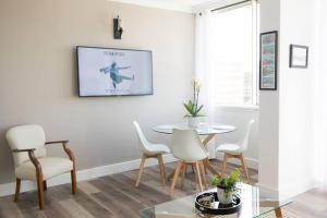 Modern, trendy and comfortable 2 bedroom apartment in Cape Town