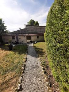 Maisons de vacances ESCALE AU CLOS SAINT MARTIN DE JUILLERS Gites et Chambres d'Hotes : photos des chambres