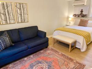 Deluxe Queen Studio  room in Hanscom's Motel & Cottages