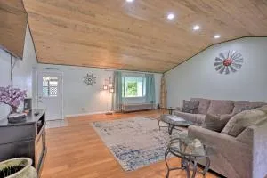Bungalow with Wraparound Deck - 8 Mi to Brookings - Smith River