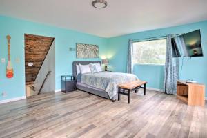 Bungalow with Wraparound Deck - 8 Mi to Brookings