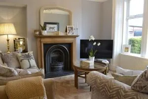 Stunning Period Townhouse with Garden, Walking Distance to Town - Terreglestown