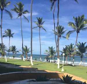 Village pé na areia com limpeza