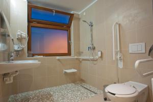 Double or Twin Room - Disability Access room in Hotel Pine