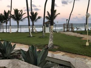 Village pé na areia com limpeza