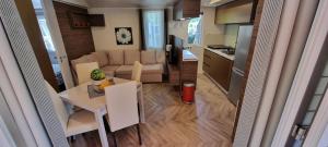 Chalets Mobile home avec terrasse et piscine. : photos des chambres