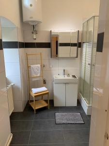 Travelers City Shelter - by Nahuen Suites